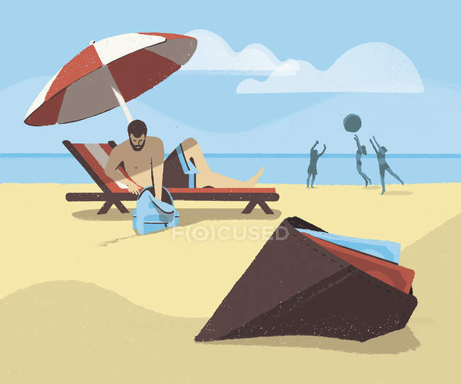 Hombre en la playa en busca de cartera perdida - foto de stock