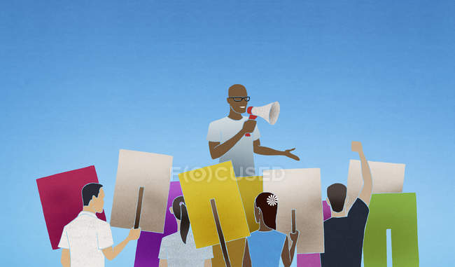 Mann mit Lautsprecher im Gespräch mit Demonstranten — Stockfoto