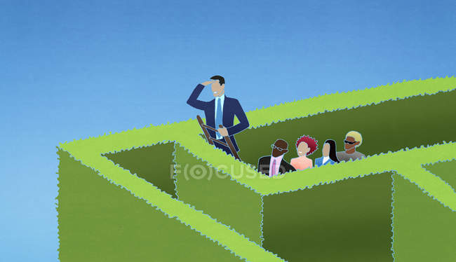 Homme d'affaires sur l'échelle regardant hors du labyrinthe avec les gens qui le regardent — Photo de stock