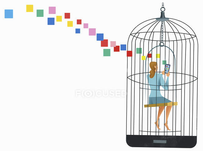Mulher usando dispositivo móvel dentro da gaiola de pássaros — Fotografia de Stock