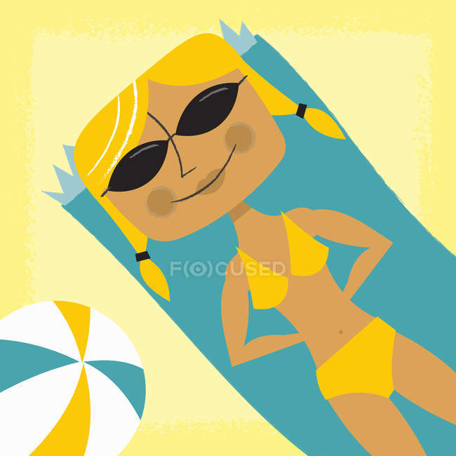 Sorrindo mulher tomando banho de sol na praia — Fotografia de Stock