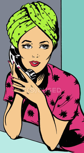 Mujer con el pelo envuelto en toalla hablando por teléfono - foto de stock