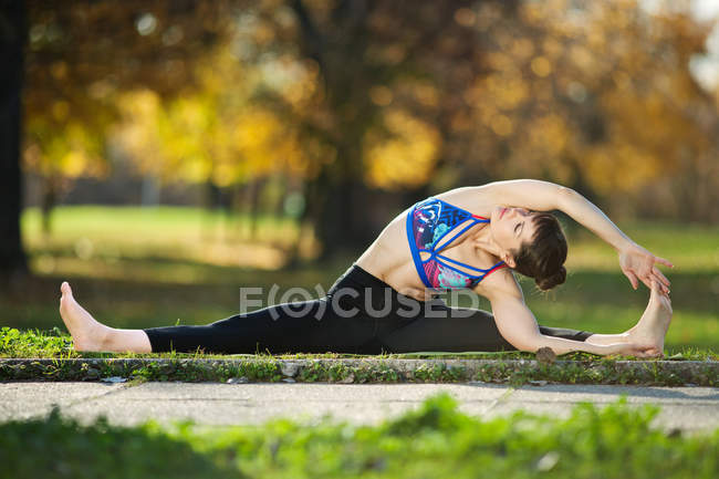 Weitwinkel sitzende Seitenbiegung — Stockfoto