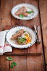 Avocado con pane di segale e uova servito sul piatto su tavola di legno — Foto stock
