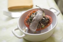 Poivron rouge farci au quinoa servi avec sauce Budwig . — Photo de stock