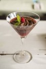 Mousse di cioccolato e lampone in bicchiere da cocktail . — Foto stock