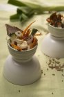 Хрусткі смажені овочі з гострим майонезним соусом у порцелянових мисках . — стокове фото
