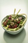 Salade de légumes et boulettes de pommes de terre dans un bol . — Photo de stock