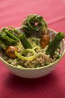 Salada de legumes crocante com quinoa na tigela . — Fotografia de Stock