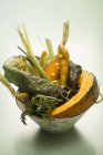 Ciotola fantasia di verdure arrosto con vari condimenti aromatici . — Foto stock