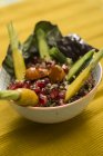 Quinoa crocante e salada de romã com amêndoas e legumes . — Fotografia de Stock