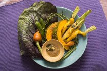 Жареные овощи с йогуртом и соусом из семян . — стоковое фото