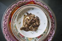 Ragoût de soja aux champignons et herbes sur assiette vintage, vue de dessus . — Photo de stock