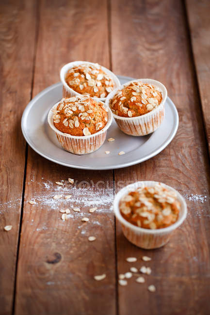 Burro di mandorle e muffin di avena fatti in casa serviti sul piatto sul tavolo di legno — Foto stock