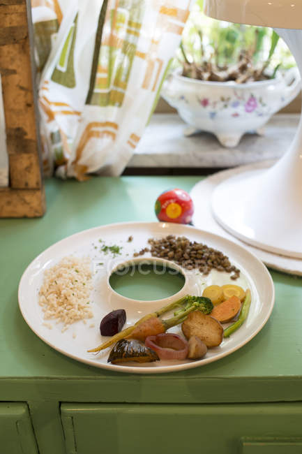 Roasted vegetables with cinnamon flavored rice, lentils and cut chives. — Stock Photo