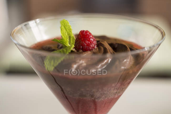 Mousse de chocolat et framboise dans un verre à cocktail . — Photo de stock
