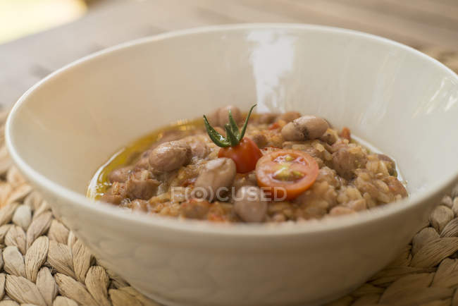 Reissuppe mit Bohnen und Datterini-Tomaten. — Stockfoto