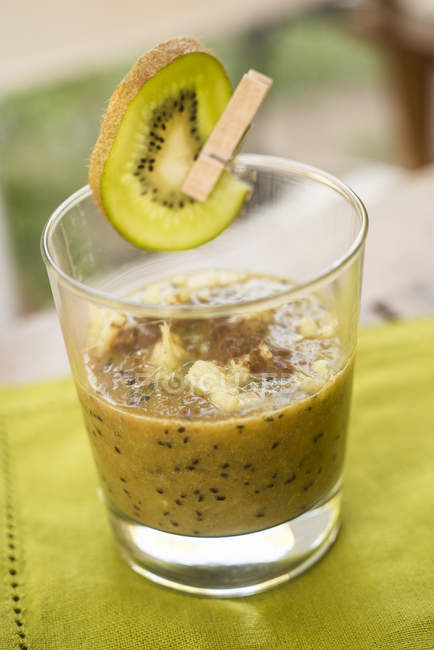 Non-sweet kiwi with ginger and cinnamon smoothie in glass. — Stock Photo