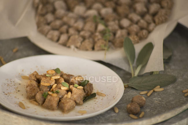 Nhoque de quinoa com vários condimentos de aroma . — Fotografia de Stock