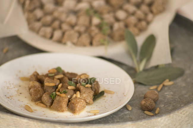 Gnocchi di quinoa con vari condimenti aromatici . — Foto stock