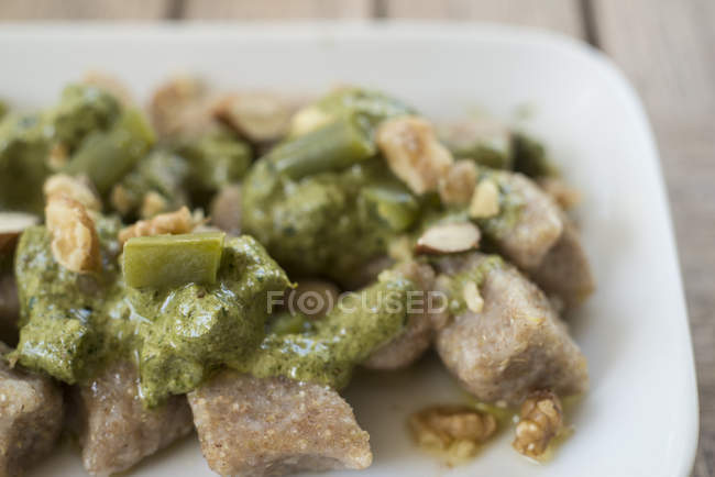 Gnocchi di quinoa e patate con pesto vegano sul piatto . — Foto stock