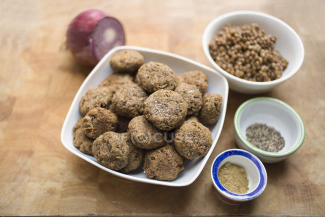 Tigela de bolas de falafel de lentilha fresca com especiarias na mesa . — Fotografia de Stock
