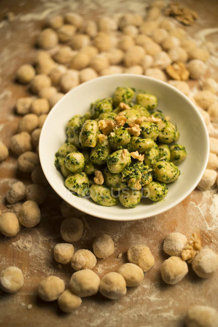 Gnocchi gefüllt mit Schwarzkohl serviert mit Pesto-Sauce und Nüssen. — Stockfoto