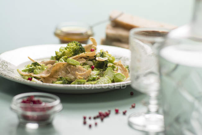 Maltagliati Pasta mit Brokkoli auf dem Tisch, selektiver Fokus. — Stockfoto