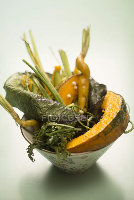 Schicke Schüssel mit gebratenem Gemüse mit verschiedenen Aromawürzen. — Stockfoto