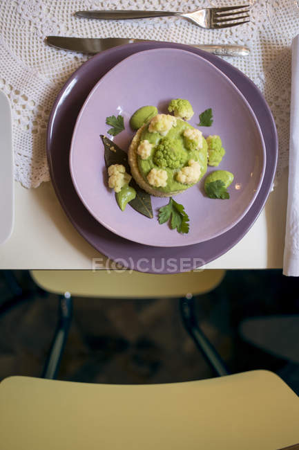 Hirsekuchen mit Brokkoli-Püree, von oben. — Stockfoto