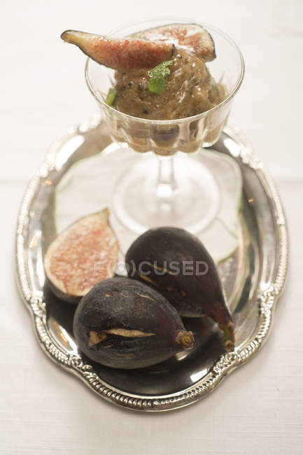 Fig sorbet with cut fresh fruit on vintage tray. — Stock Photo