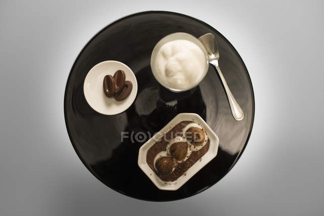 Mousse de chocolate con castañas asadas, vista superior . - foto de stock