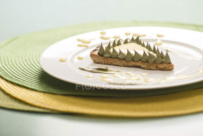 Shortcake with pistachio cream slice on plate — Stock Photo