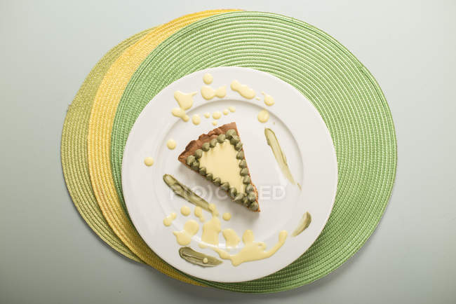 Shortcake com fatia de creme de pistache na placa, vista superior — Fotografia de Stock