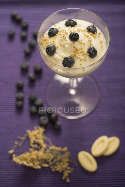 Blueberries and white elderflower chocolate mousse in glass, selective focus. — Stock Photo