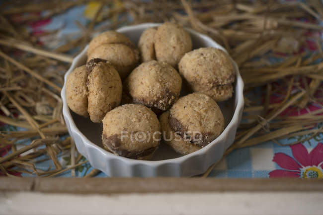 Traditional Baci di Dama Italian pastries with almond and hazelnut filling. — Stock Photo