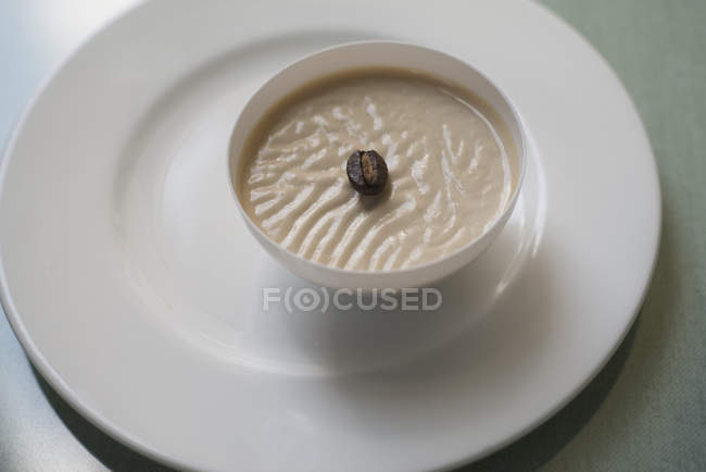 Café panna cotta avec grains de café singe . — Photo de stock