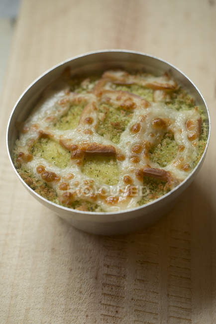 Brócolis e scamorza torta de queijo na mesa rústica . — Fotografia de Stock