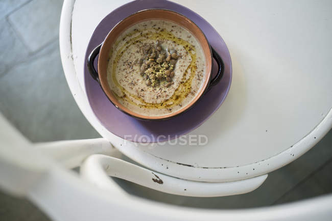 Minestra alla panna di lenticchie con zenzero in ciotola . — Foto stock