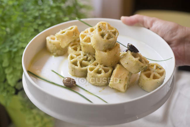 Wheels pasta with broccoli cream and Taggiasca olives — Stock Photo