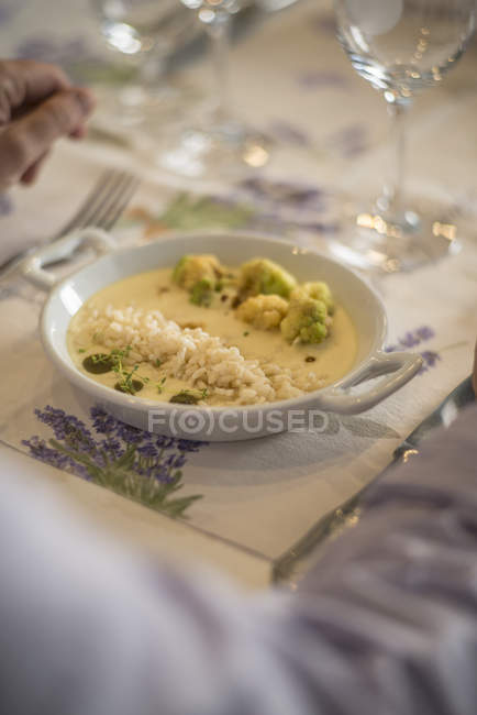 Вершковий суп з цвітної капусти в мисці на поданому столі — стокове фото