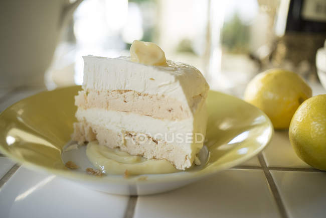 Pedaço de bolo de meringata com coalhada de limão na placa . — Fotografia de Stock
