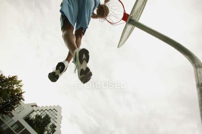 Hombre jugando baloncesto - foto de stock