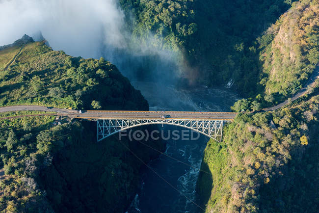 Victoria Falls ponte com spray no fundo — Fotografia de Stock