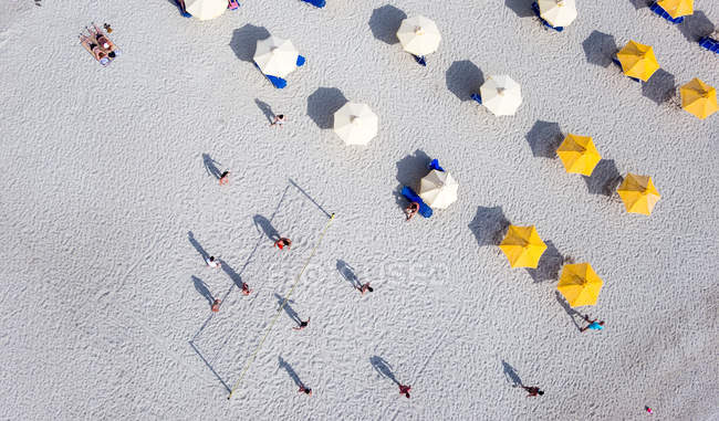 Люди грають пляжний волейбол на пляжі Каллітея — стокове фото