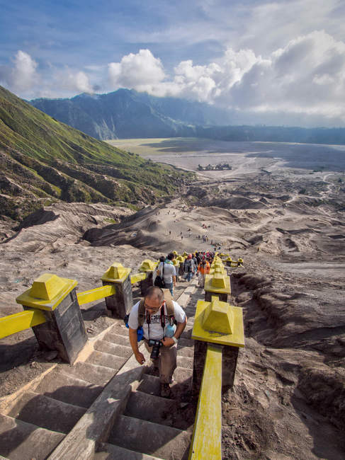 Visitors Climbing Strairs Towards the Rim of Gunung Bromo in East Java, Indonesia — Stock Photo