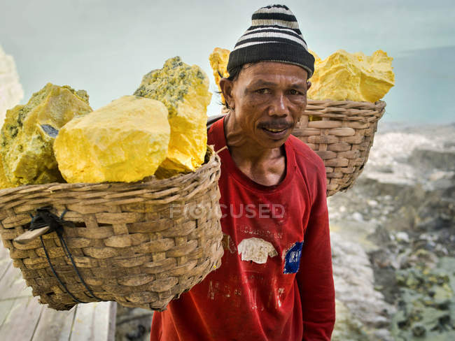 Sulfur Miner at Kawah Ijen Volcano in East Java, indonesia — Stock Photo