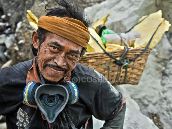 Sulfur Miner at Kawah Ijen Volcano in East Java, indonesia — Stock Photo