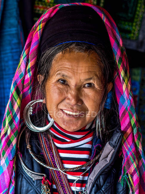 Retrato de mulher negra de Hmong vestindo trajes tradicionais, Sapa , — Fotografia de Stock