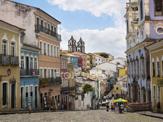 Turistas e Locais Caminhando pelo Centro Histórico do Pelourinho em Salvador, Bahia, Brasil — Fotografia de Stock